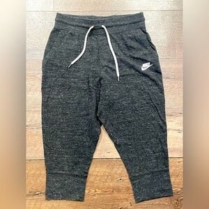 Nike Kid’s Gray Capri Sweatpants with Tapered Ankles and Relaxed Fit Size XL